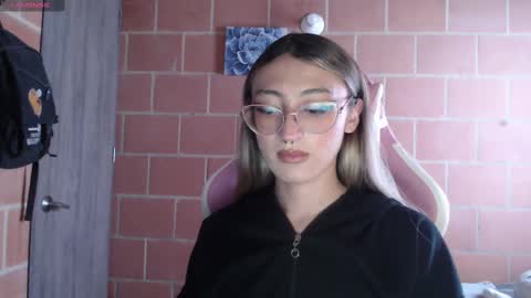 Snapshot of andrea_camila chatting on 30, 9, 2025 Andrea online show from 30, 9, 2025