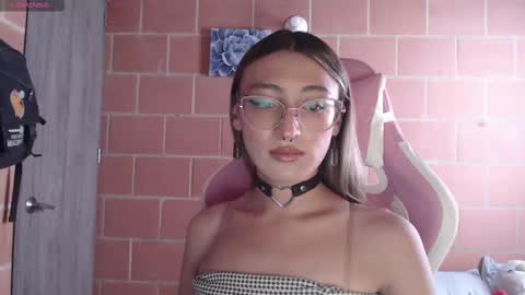 Snapshot of andrea_camila chatting on 1, 10, 2025 Andrea online show from 1, 10, 2025
