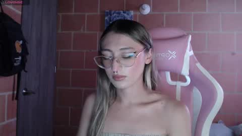 Snapshot of andrea_camila chatting on 9, 10, 2025 Andrea online show from 9, 10, 2025