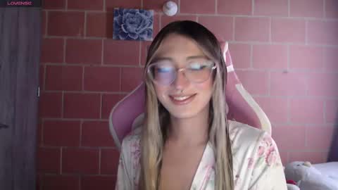 Snapshot of andrea_camila chatting on 10, 10, 2025 Andrea online show from 10, 10, 2025