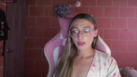 Snapshot of andrea_camila chatting on 11, 10, 2025 Andrea online show from 11, 10, 2025