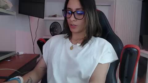 Snapshot of andresgiraldo1 chatting on 12, 11, 2025 Isa --------- online show from 12, 11, 2025