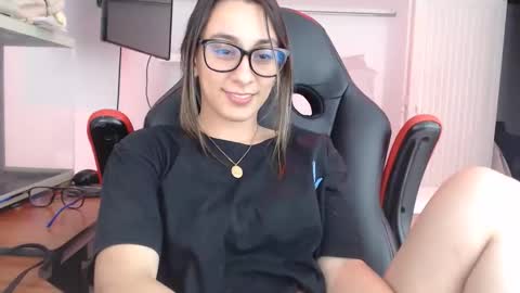 Snapshot of andresgiraldo1 chatting on 17, 11, 2025 Isa --------- online show from 17, 11, 2025