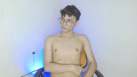 Snapshot of andrew_dann chatting on 17, 11, 2025 andres online show from 17, 11, 2025