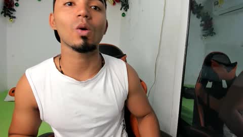 Snapshot of andrew_jonhes1 chatting on 5, 12, 2025 andrew_jonhes1 online show from 5, 12, 2025