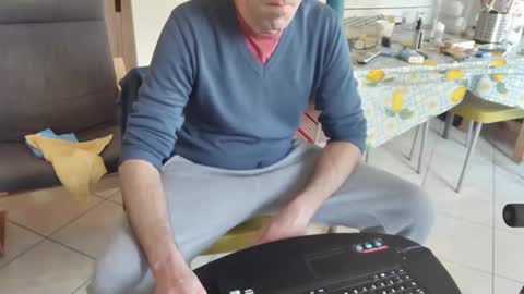 Snapshot of androx77 chatting on 12, 11, 2025 androx77 online show from 12, 11, 2025