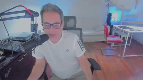 Snapshot of andy0pandi chatting on 19, 12, 2025 Andrew online show from 19, 12, 2025