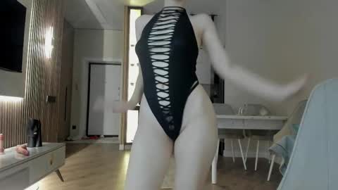 Snapshot of angel_cakee chatting on 4, 6, 2026 Luluu Chu online show from 4, 6, 2026