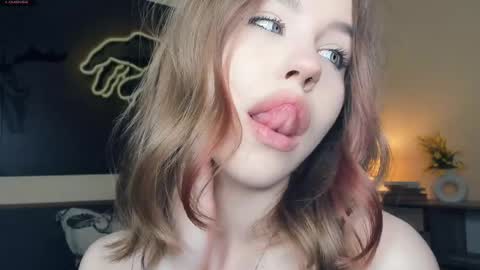 Snapshot of angel_to_burn chatting on 4, 6, 2026 SofiaSofi online show from 4, 6, 2026