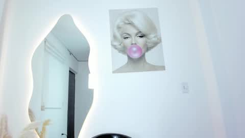 Snapshot of angel_xxx0 chatting on 5, 1, 2025 Juanita Florez online show from 5, 1, 2025