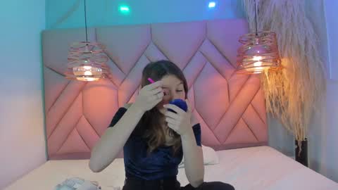 Snapshot of angelaa_cute chatting on 12, 12, 2024 ANGELA online show from 12, 12, 2024