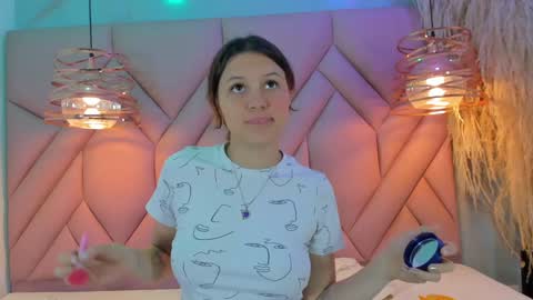 Snapshot of angelaa_cute chatting on 13, 12, 2024 ANGELA online show from 13, 12, 2024