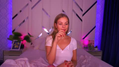 Snapshot of angelleyess chatting on 7, 10, 2025 angelleyess online show from 7, 10, 2025