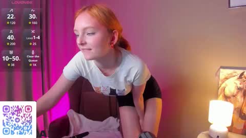 Snapshot of angelwise chatting on 5, 11, 2025 angelwise online show from 5, 11, 2025