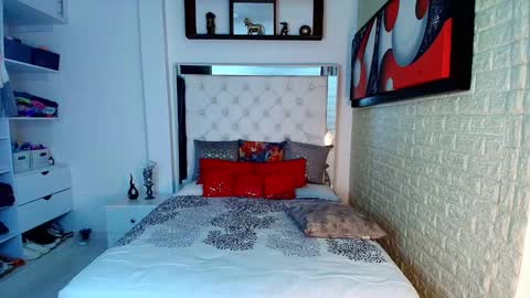 laura  online show from 30, 10, 2025