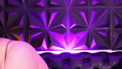 Lauren Anika online show from 17, 11, 2025