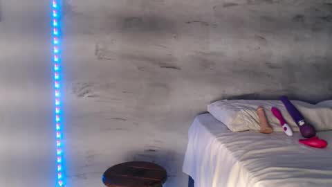 Hello My name is NaiaraPv is OPEN online show from 4, 3, 2025