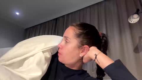 Snapshot of anna___25 chatting on 4, 11, 2025 Anna online show from 4, 11, 2025