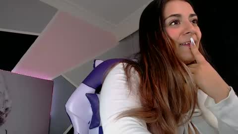 Snapshot of anne_lennon_ chatting on 4, 1, 2025 Anne online show from 4, 1, 2025