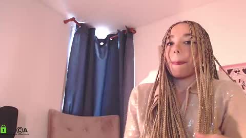 Snapshot of annie_es chatting on 5, 3, 2025 Annie online show from 5, 3, 2025