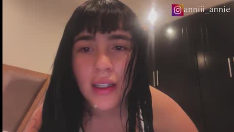 Snapshot of annie_snow_ chatting on 8, 10, 2025 JEANNE no olvides seguirme dont forget follow me uu online show from 8, 10, 2025
