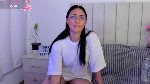 Snapshot of annyroberts_89 chatting on 4, 11, 2025 Anny online show from 4, 11, 2025
