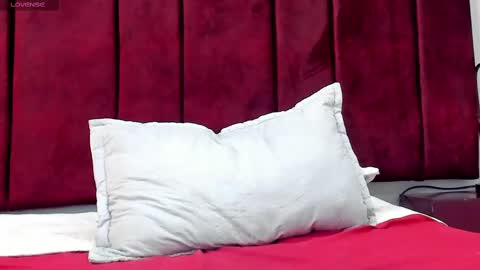 Anthonelaa   online show from 8, 3, 2025