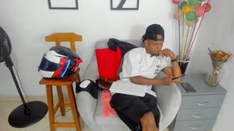 Snapshot of anthoy_wayans chatting on 8, 10, 2025       online show from 8, 10, 2025