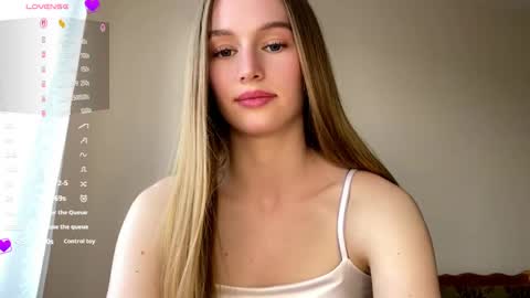Snapshot of antionettepulgarin chatting on 5, 5, 2026 Viktoria online show from 5, 5, 2026