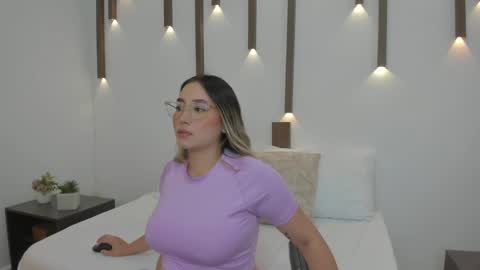 Snapshot of antonella_cutie_ chatting on 17, 1, 2025 A N T O N E L L A online show from 17, 1, 2025