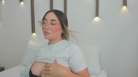 Snapshot of antonella_cutie_ chatting on 5, 2, 2025 A N T O N E L L A online show from 5, 2, 2025