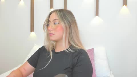 Snapshot of antonella_cutie_ chatting on 11, 2, 2025 A N T O N E L L A online show from 11, 2, 2025