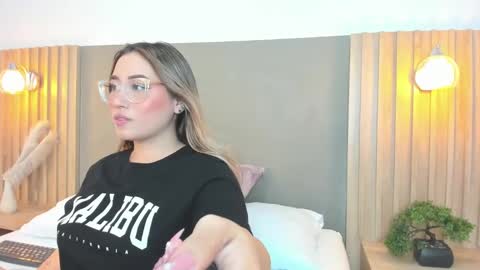 Snapshot of antonella_cutie_ chatting on 12, 3, 2025 A N T O N E L L A online show from 12, 3, 2025