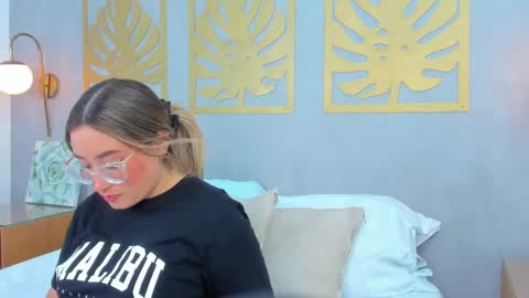 Snapshot of antonella_cutie_ chatting on 12, 3, 2025 A N T O N E L L A online show from 12, 3, 2025