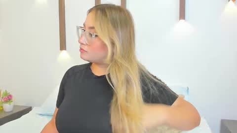 Snapshot of antonella_cutie_ chatting on 10, 9, 2025 A N T O N E L L A online show from 10, 9, 2025