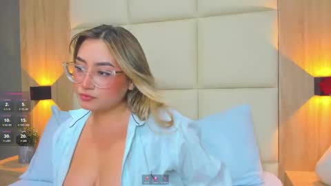 Snapshot of antonella_cutie_ chatting on 27, 9, 2025 A N T O N E L L A online show from 27, 9, 2025