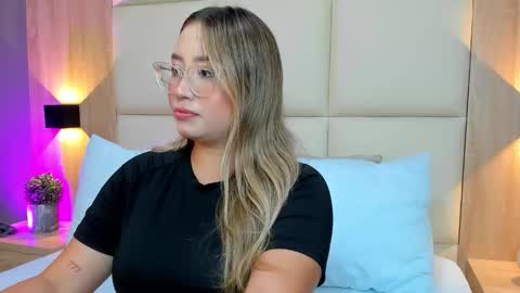 Snapshot of antonella_cutie_ chatting on 20, 10, 2025 A N T O N E L L A online show from 20, 10, 2025