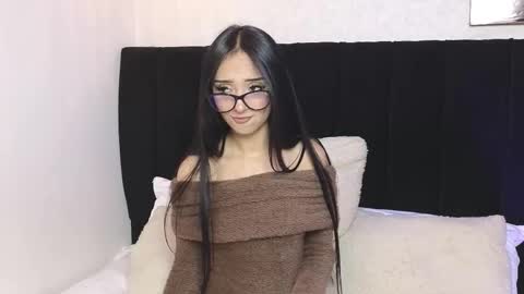 antonellariva_ online show from 4, 12, 2025