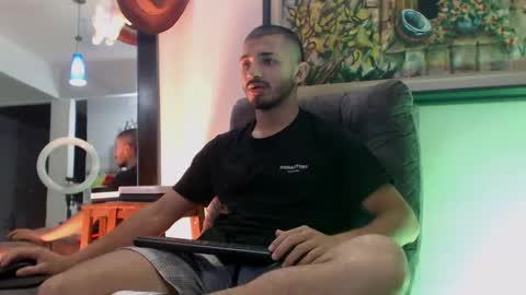 Snapshot of antoniocuervo chatting on 4, 2, 2025 Hadez online show from 4, 2, 2025