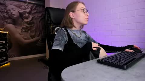 Snapshot of aphexqueen chatting on 9, 11, 2025 APHEX QUEEN online show from 9, 11, 2025