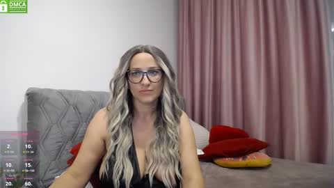 Snapshot of aphrodite32 chatting on 21, 9, 2025 Sarah online show from 21, 9, 2025