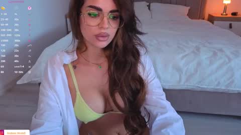 Snapshot of arabian_beautyy chatting on 6, 11, 2025 IsaBella online show from 6, 11, 2025