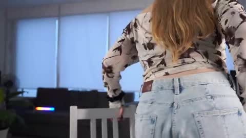 Snapshot of aracelieovaldi chatting on 3, 12, 2025 Valentina online show from 3, 12, 2025