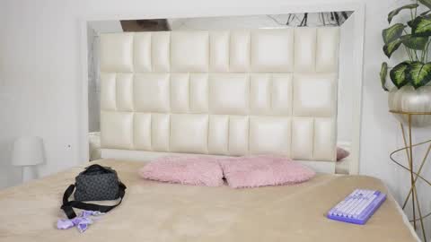 Snapshot of aradia_01 chatting on 16, 9, 2025 online show from 16, 9, 2025