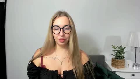 Snapshot of ariaswan chatting on 27, 10, 2025 Aria online show from 27, 10, 2025