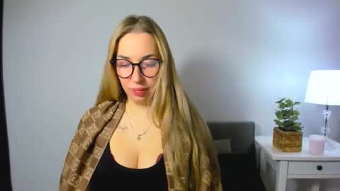 Snapshot of ariaswan chatting on 28, 11, 2025 Aria online show from 28, 11, 2025