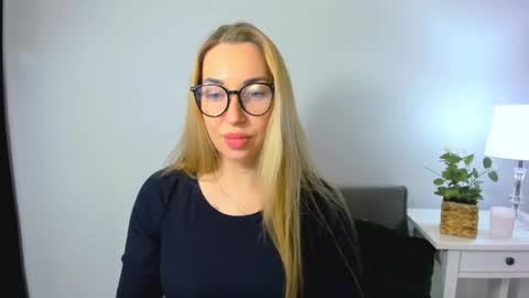 Snapshot of ariaswan chatting on 2, 12, 2025 Aria online show from 2, 12, 2025