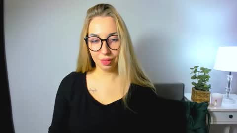 Snapshot of ariaswan chatting on 4, 12, 2025 Aria online show from 4, 12, 2025