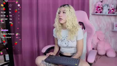 Snapshot of aribunnie chatting on 7, 11, 2025 Ari Bunnie online show from 7, 11, 2025