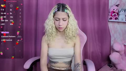 Snapshot of aribunnie chatting on 8, 11, 2025 Ari Bunnie online show from 8, 11, 2025